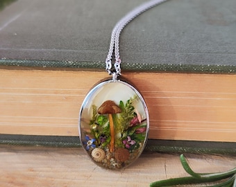 Svamphänge, Skogshänge, Smycken med torkade svampar, Halsband med pressat svampterrarium