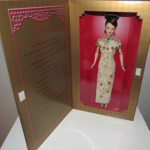 Superbe Barbie "Golden QI-Pao #20866" MIB NRFB vers 1998