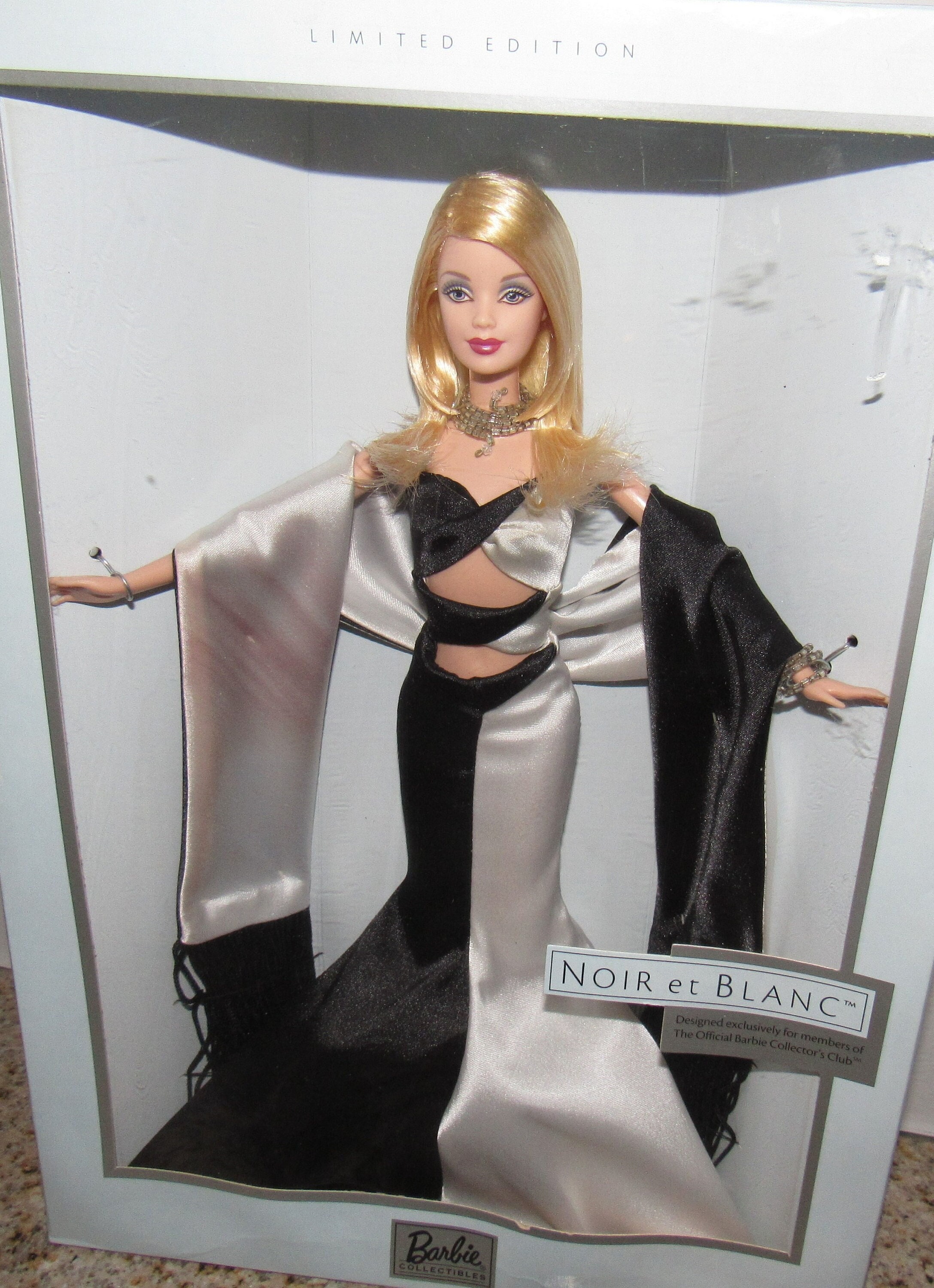 MIB NRFB Stunning L.E Noir Et Blanc Barbie Mattel 