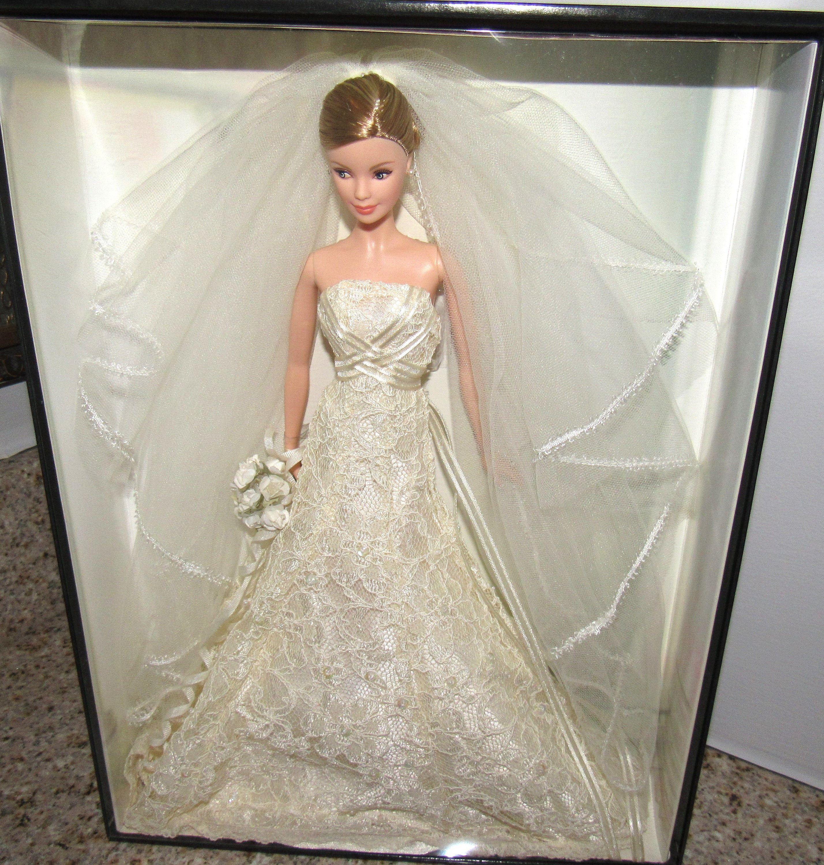 CAROLINA HERRERA Bride BARBIE doll BARBIE COLLECTOR GOLD CAROLINA HERRERA Bride BARBIE doll BARBIE COLLECTOR GOLD