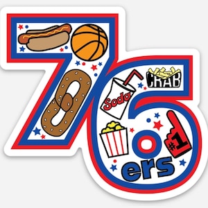 Peut inclure: Un autocollant rouge, blanc et bleu avec le numéro 76 et le mot "ers" dans un cercle. L'autocollant est décoré d'images d'un hot-dog, d'un ballon de basket, d'un bretzel, d'un soda, de popcorn et d'un doigt en mousse.
