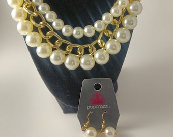 Collar de perlas artificiales y oro con pendientes a juego