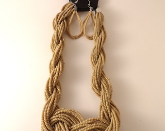 Collar marrón