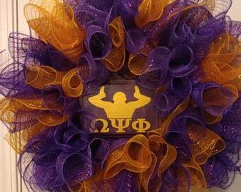 Corona Omega Psi Phi, corona de fraternidad, corona morada y dorada