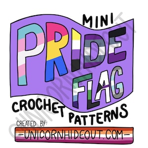 Op de afbeelding: Een paarse banner met de woorden "PRIDE FLAG" in het wit, met de letters gevuld met verschillende pride flag ontwerpen. De woorden "MINI" en "CROCHET PATTERNS" staan boven en onder de banner. De tekst "CREATED BY: -UNICORNHIDEOUT.COM-" staat onderaan.