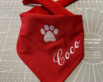 Bandana pour chien brodé de patte et prénom