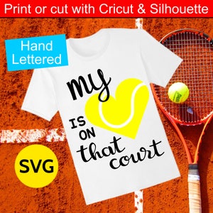 Tennis SVG bestand, Mijn hart is op die baan Tennis cadeau voor Tennis Moeder SVG, Tennis Shirt SVG ontwerp, Tennis Shirt voor mama