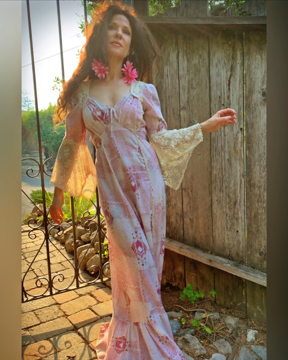1970s vintage// beautiful prairie dress/ lace bell