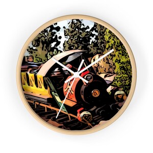 Könnte beinhalten: Eine Cartoon-Illustration einer gelben und roten Lokomotive auf einem Gleis in einer Waldlandschaft. Der Zug fährt vorwärts und die Räder sind sichtbar. Die Lokomotive hat ein großes schwarzes Rad und ein kleineres rotes Rad. Der Zug ist von grünen Bäumen und Büschen umgeben.