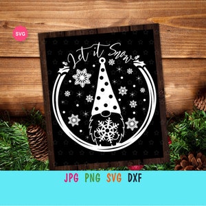 Könnte beinhalten: Schwarzweißes digitales Design mit einem Gnom mit einem Schneeflocke auf seinem Hut und dem Text "Let it Snow".