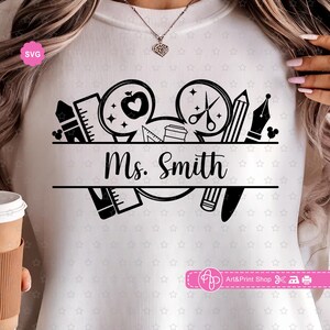 Monograma de ratón dividido Svg para Cricut, Nombre de maestro personalizado Svg, Regalo de maestro Svg, Regreso a la escuela Svg, Orejas de ratón Svg, Nombre de maestro dividido Svg