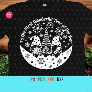 Kabouters Het is de mooiste tijd van het jaar Svg, kerstkabouters bord Svg, vakantiedecor Svg, kersthemd Svg, sneeuwvlokken Svg