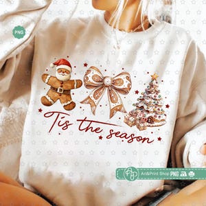Tis The Season Png, Piernik świąteczny Png, Choinka Png, Kokarda kokietka Png, Mama świąteczna Png, Piernikowy Mikołaj Png