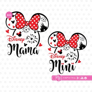 Op de afbeelding: Twee Disney-thema ontwerpen met Minnie Mouse oren met rode stippen strikken. Eén ontwerp zegt "Disney Mama" en de andere "Disney Mini". Beide ontwerpen bevatten harten, vuurwerk en een kasteelsilhouet.