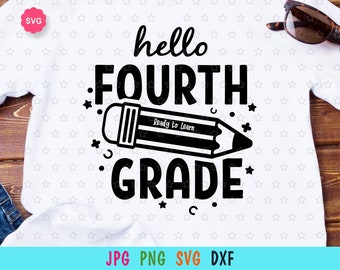 以下が含まれることがあります： 「hello fourth grade」と黒文字で書かれた白いTシャツ。鉛筆のグラフィックには「Ready to Learn」と書かれている。