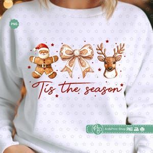 Tis The Season Png, Renifery świąteczne Png, Piernikowy Mikołaj Png, Kokarda kokietka Png, Mama świąteczna Png, Oddział Świętego Mikołaja Png