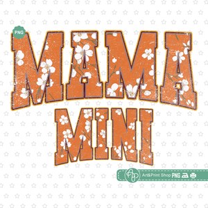 Può includere: Grafica arancione e bianca usurata con il testo "MAMA MINI" in un font in stile vintage. La grafica ha un motivo floreale.