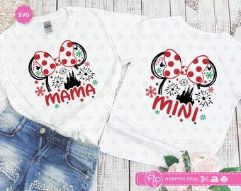 Puede incluir: Dos camisetas blancas con un diseño de Minnie Mouse de lunares rojos y blancos. La camiseta más grande dice "Mama" y la más pequeña dice "Mini". Ambas camisetas presentan una silueta negra del castillo de Cenicienta y fuegos artificiales.