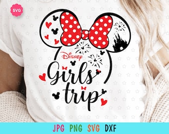 Könnte beinhalten: Weißes T-Shirt mit einem schwarzen und roten Mickey Mouse Ohren-Design. Die Ohren haben weiße Punkte und eine rote Schleife. Der Text "Disney Girls Trip" befindet sich unter den Ohren.
