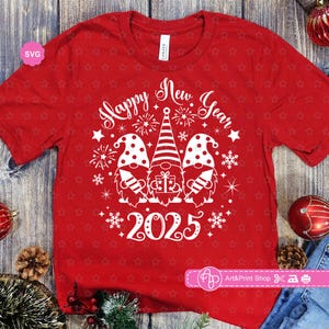 Gnomos Feliz Año Nuevo 2025 Svg para cricut, Hola 2025 Svg, Gnomos de invierno Svg, Camisa de Navidad Svg, Bienvenido 2025 Svg