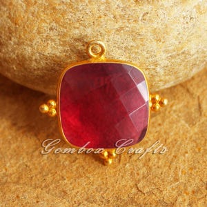 Colgante con engaste de latón chapado en oro, de tres lados, con forma de cojín cuadrado de cuarzo hidrorrobo rubí tipo briolette.