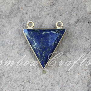 Natürliches Lapislazuli Dreieck Briolette 925 Sterlingsilber-vergoldeter Lünette Anhänger mit doppelter Öse