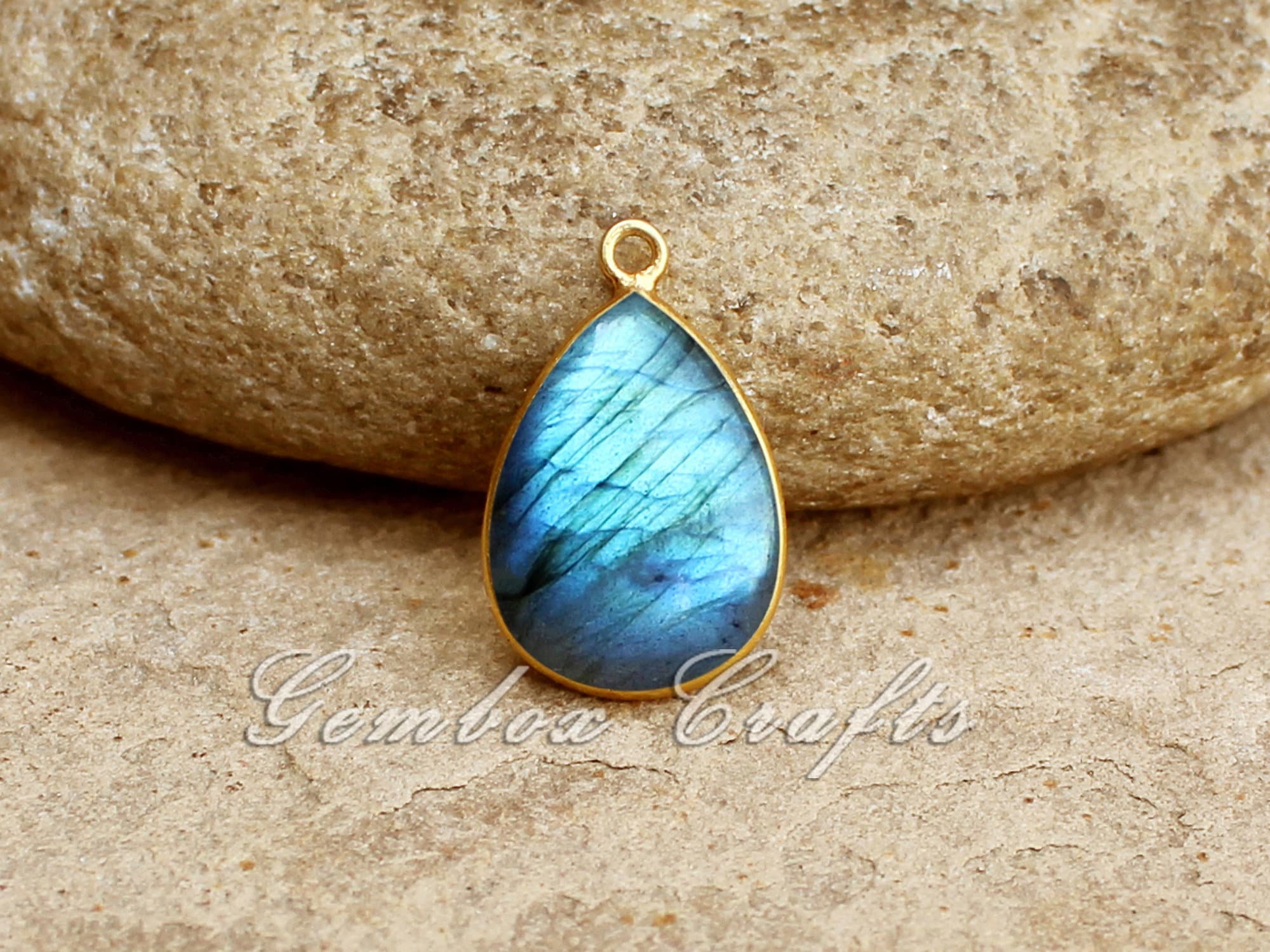 Ciondolo con castone in argento sterling 925 placcato oro a forma di cabochon di labradorite naturale a forma di pera