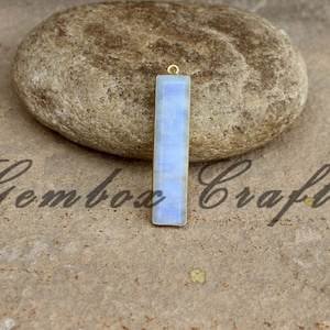 Hänge med naturlig regnbågsmånsten, rektangulär smaragdslipning i 925 sterlingsilver, förgyllt med bezel