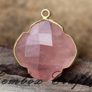 Colgante de plata de ley 925 bañado en oro con bisel de trébol de cuarzo rosa natural.