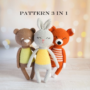 Puede incluir: Un patrón de crochet para tres animales de peluche: un oso marrón, un conejito gris y un zorro naranja. El patrón se titula "PATTERN 3 IN 1".