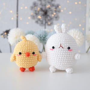 Op de afbeelding: Een set van drie keramische mokken met een gespikkelde, matte afwerking. De mokken zijn in de kleuren crème, lichtgrijs en donkergrijs. Elke mok heeft een eenvoudig, minimalistisch ontwerp en een afgeronde handgreep.