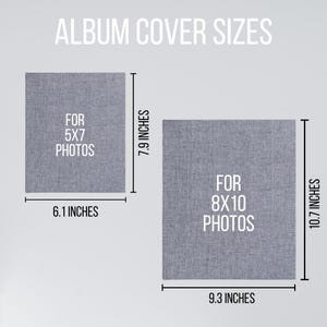 K&ouml;nnte beinhalten: Zwei graue Stoffalbencover mit wei&szlig;em Text. Das kleinere Cover ist 6,1 Zoll breit und 7,9 Zoll hoch und tr&auml;gt den Text "F&Uuml;R 5X7 FOTOS". Das gr&ouml;&szlig;ere Cover ist 9,3 Zoll breit und 10,7 Zoll hoch und tr&auml;gt den Text "F&Uuml;R 8X10 FOTOS".
