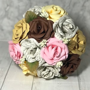 Papieren bloemen gemaakt met boekpagina&#39;s of songteksten, perfect voor bruiloft, cadeau voor haar, Valentijnsdag, verjaardag. Papieren rozen.