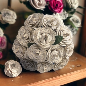 Bouquet di fiori di carta fatti a mano con pagine di libri - Perfetto per matrimoni, compleanni, San Valentino e regali personalizzati