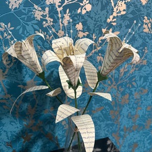 Fleurs en papier personnalisées avec votre choix de message, chanson ou vœux | Lys en papier | Cadeau pour elle | cadeau de mariage ou d'anniversaire | saint valentin