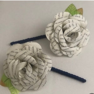 Asola/boutonniere rosa di carta. Pagina di libro o carta colorata. Fiori di carta