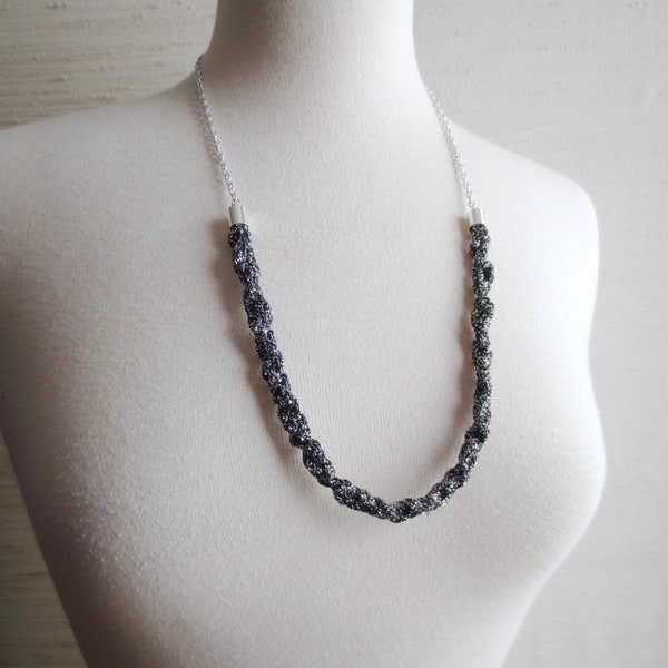 Gewebte Halskette - Minimalistische schwarze und silberne glitzernde Metall- und Kordelhalskette