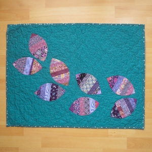 Mini Quilt - Feuilles de feuilles d&#39;appliques matelassées à la main vert sarcelle et violettes; Tout en coton Heirloom Quality OOAK Violet Baby Wall Decor par Proxy Goods