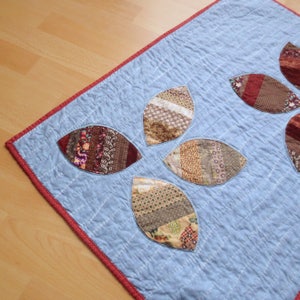Couette pour poussette - Couverture de couleur rustique pour bébé garçon bleu clair, beige et marron ; Cadeau de douche matelassé à la main ; Applique Feuilles par Proxy Goods