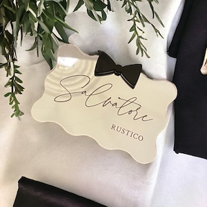 Marque-places Wave avec noeud papillon, marque-places pour mariage, marque-places avec noms découpés au laser, acrylique, marque-places, personnalisés, étiquettes de nom de table