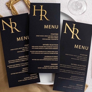 de menu de luxe en velours noir avec feuille d'or et étiquette personnalisée 3D | Papeterie événementielle élégante