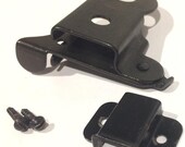Singer bentwood case Knee control bar locking latch assembly
