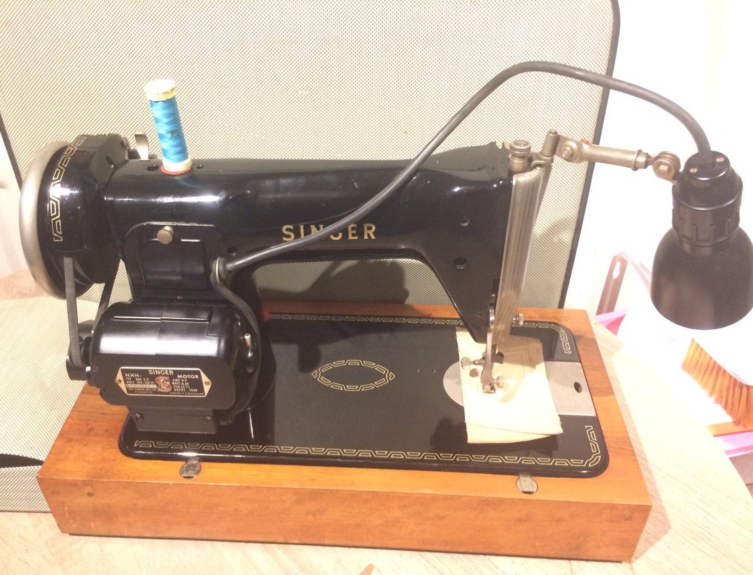 Vintage Singer 215g Heavy Duty Semi Industrial Electric Sewing Machine 2D4
