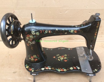 Singer VS2 Fiddlebase vibrating shuttle sewing machine with Painted Roses and Daisies decals