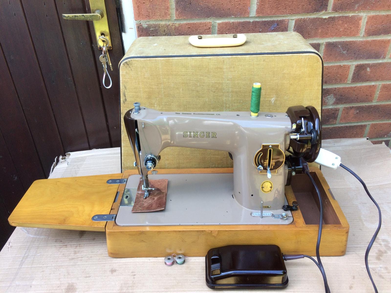 Vintage Singer portable sewing machine with case; 13024-290 - R.H.