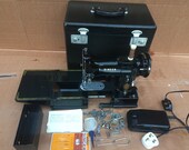 Vintage Singer 222K Featherweight Free Arm Portable Sewing Machine with accessories, Patchwork sewing machine.