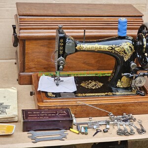 Singer 28K hand crank Vintage Sewing machine with bentwood case c1905