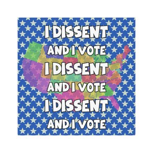 Può includere: Grafica quadrata con il testo "I DISSENT AND I VOTE" ripetuto tre volte in bianco. Lo sfondo è un campo blu di stelle bianche. Al centro c'è una mappa colorata degli Stati Uniti, con ogni stato di un colore diverso.