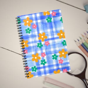 Cuaderno de espiral con flores retro a cuadros azules - Línea reglada