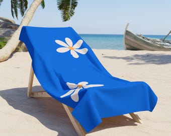 Daisy Beach Towel, Large Blue Floral Towel for Summer Beach Trips, Poolside Lounging, Cute Floral Design, Gift for Beach Lovers, Daisy Print